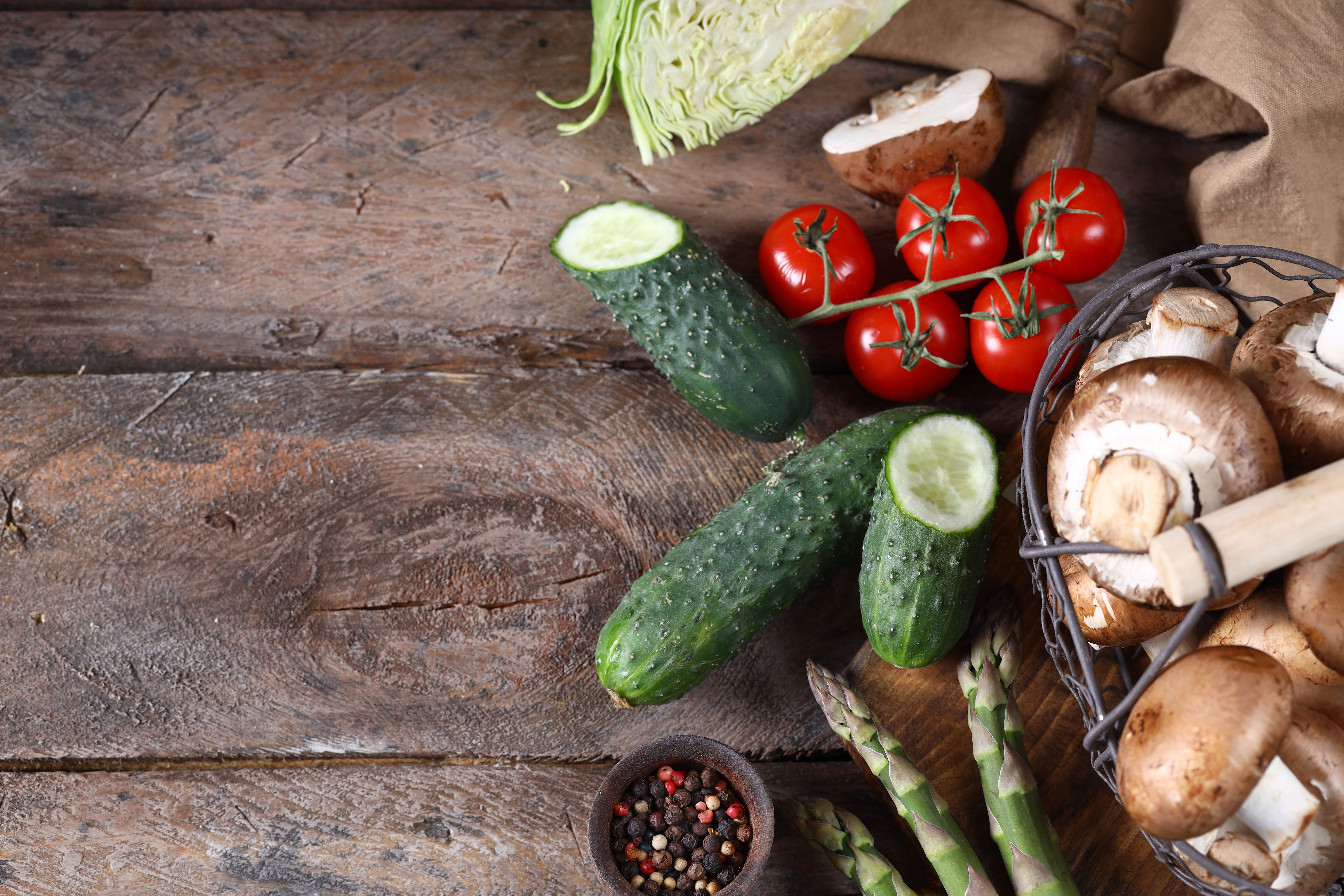 Forskellige grønsager på en træbordplade